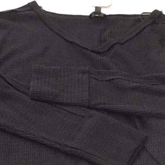 Belk Wonderly, Woman’s Black V-Neck Waffle Knit Long Sleeve Relaxed Fit Tunic. - Picture 2 of 8